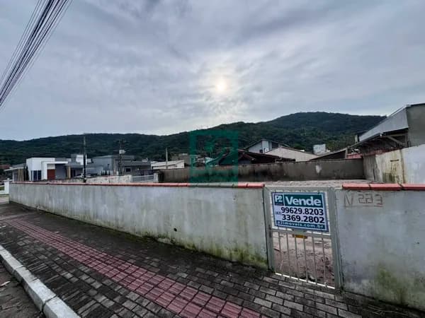 TERRENO AMPLO À VENDA NA PRAIA DE ZIMBROS - BOMBINHAS/SC