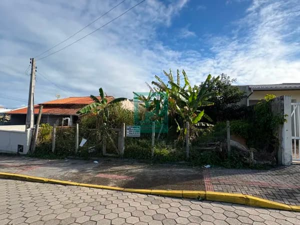 Terreno à Poucos Passos do Mar em Zimbros - Bombinhas/SC