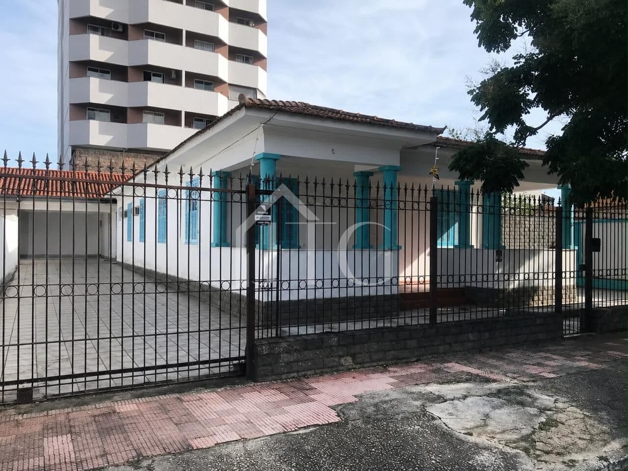 Casa com 06 quartos sendo 02 suítes no bairro Vila Julieta, em Resende/RJ