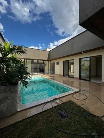 Casa Alto Padrão lote inteiro melhor localização da região Noroeste me Goiânia.