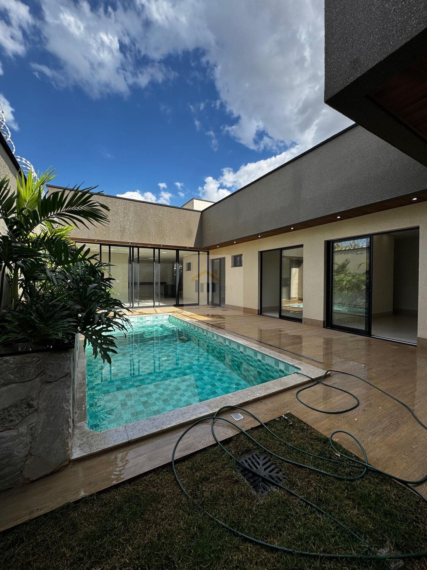Casa Alto Padrão lote inteiro melhor localização da região Noroeste me Goiânia.