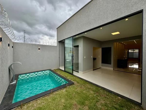 Casa Alto Padrão com 3 suítes e Piscina na região do setor Garavelo