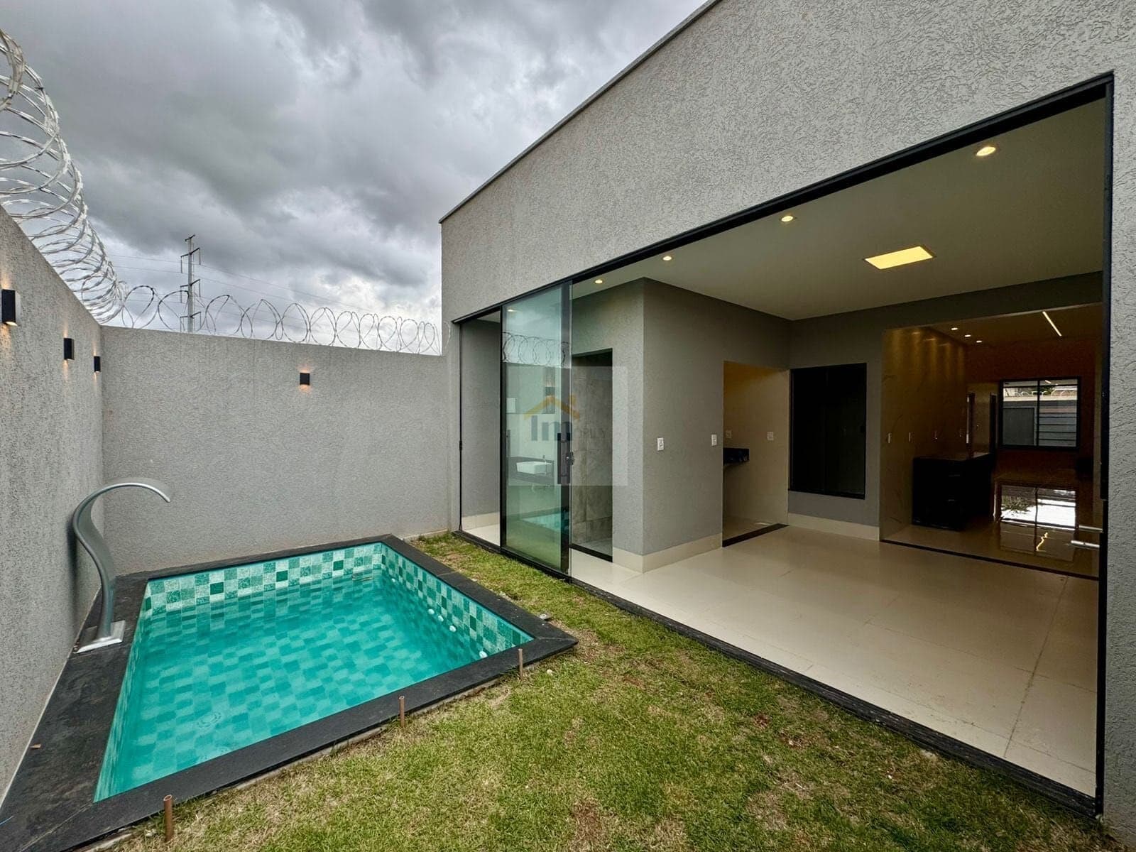 Casa Alto Padrão com 3 suítes e Piscina na região do setor Garavelo
