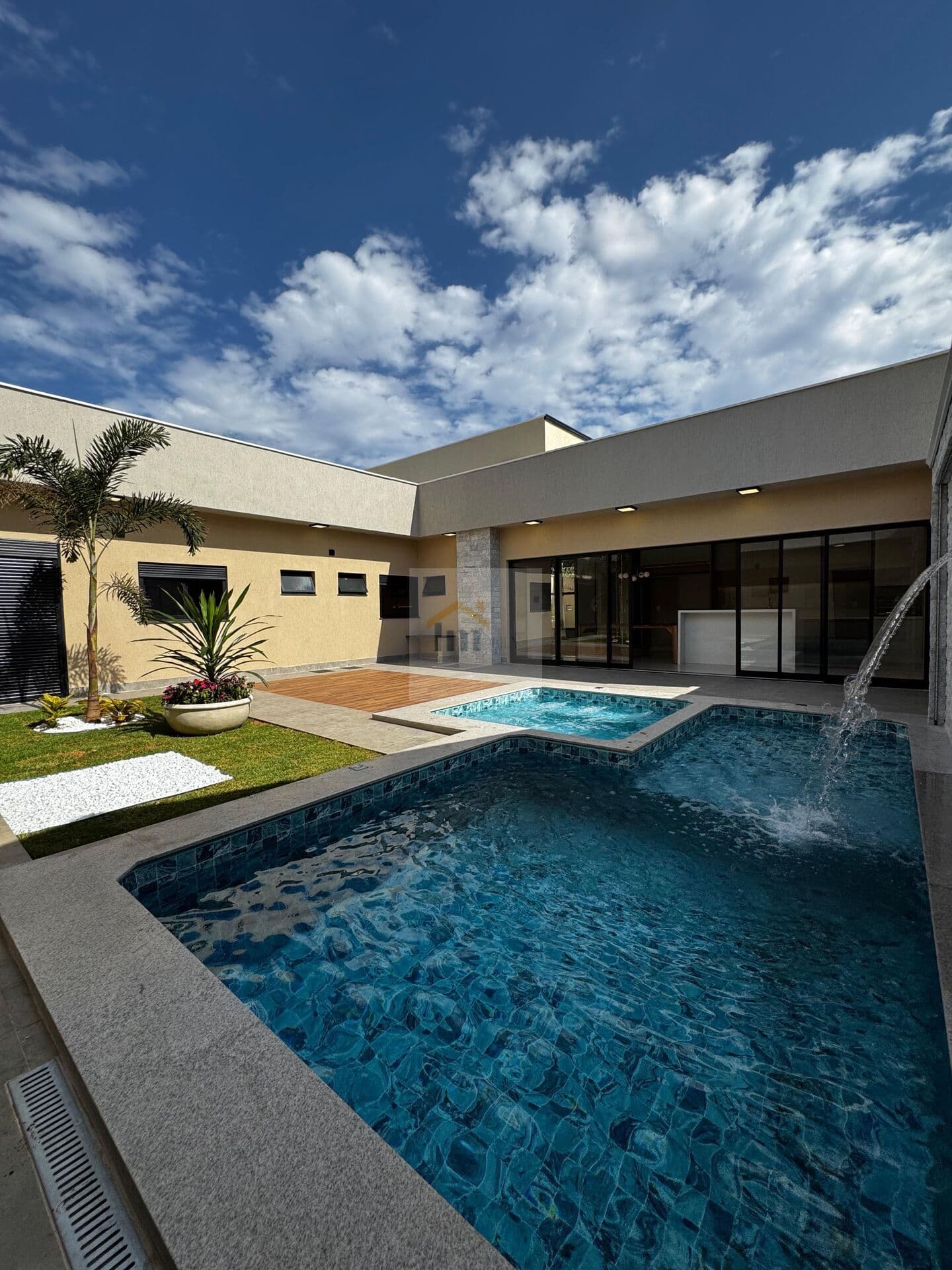 Casa Alto Padrão MOBILIADA na melhor localização do Jardim Europa em Goiânia. Padrão condomínio Fechado