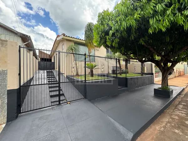 Casa em Bandeirantes - Centro