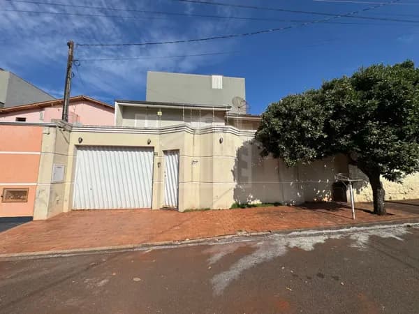 Casa em Bandeirantes - Centro