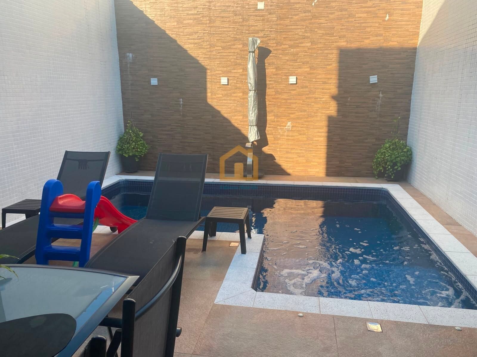 Casa com 4 Dormitórios sendo 2 Suítes à venda - Vila Valença - São Vicente/SP