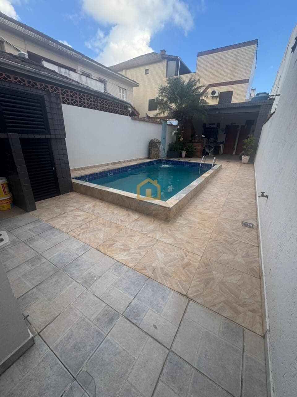 Casa Sobreposta Alta para Locação – 4 Dormitórios (2 Suítes) com Piscina | Campo Grande – Santos/SP