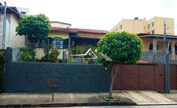 Casa - 300m² - 04 Quartos - 04 Vagas