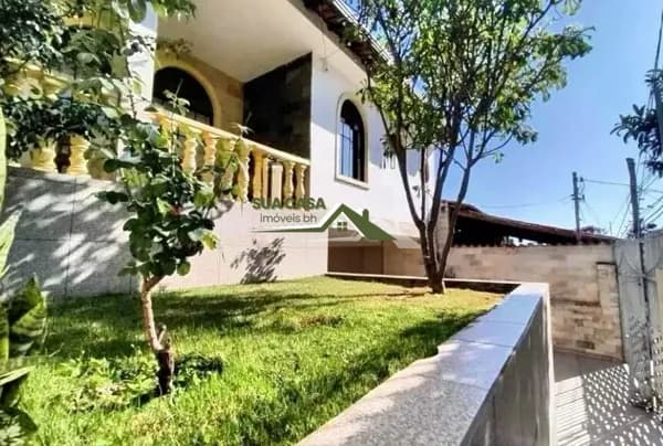 Casa - 250m² - 04 Quartos - 01 Suíte - 04 Vagas