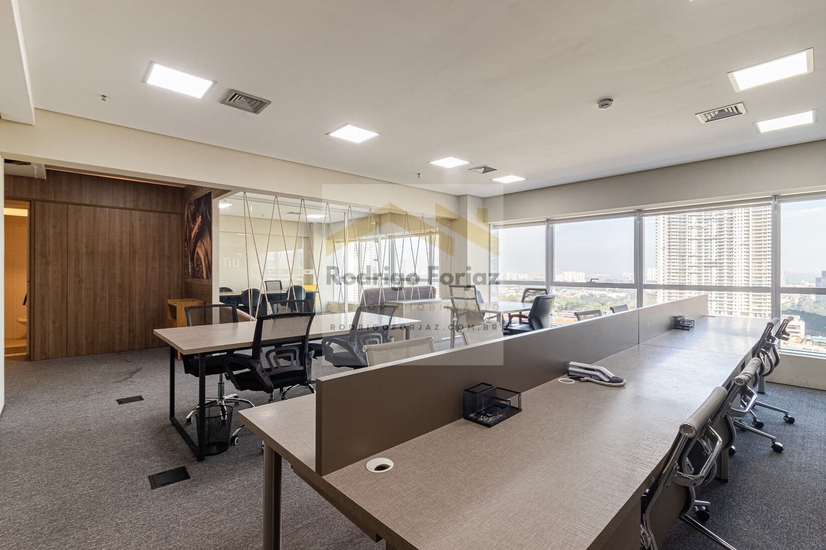 SALA COMERCIAL 100% MOBILIADA À VENDA | 80m² | ED. BRASCAN | ALPHAVILLE, AR COND, CARPETE, DIVISÓRIAS, 02 VAGAS