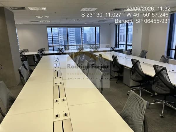 Sala P/ LOCAÇÃO 100% MOBILIADA - Ed. West Side/ALPHAVILLE - A/C: 292M², Pranchões, Mesas e Cadeiras, 07 Vagas
