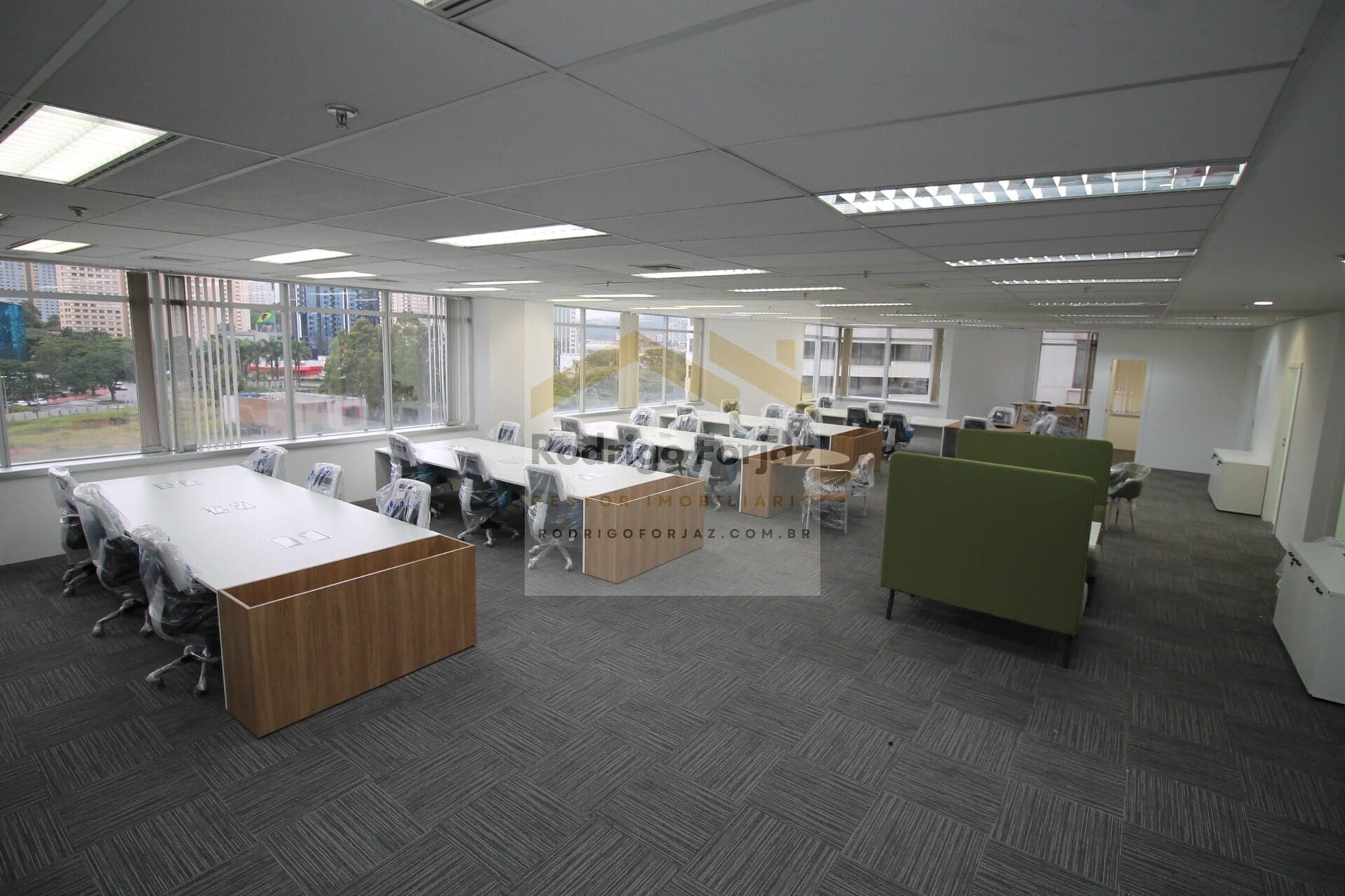 Sala 100% MOBILIADA Centro Administrativo Rio Negro LOCAÇÃO - Alphaville - A/C:339,09m², Carpete, 09 Vagas