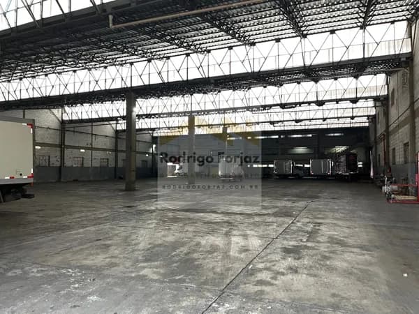 Galpão Final de Rua, Jandira/Sp.A/C:4.034,91m², Afabril:2.275,00m², Aesc:450m²,Adoca/vest: 200,00m²,01 Doca nível,piso:5,0tf/m²,08 Vagas