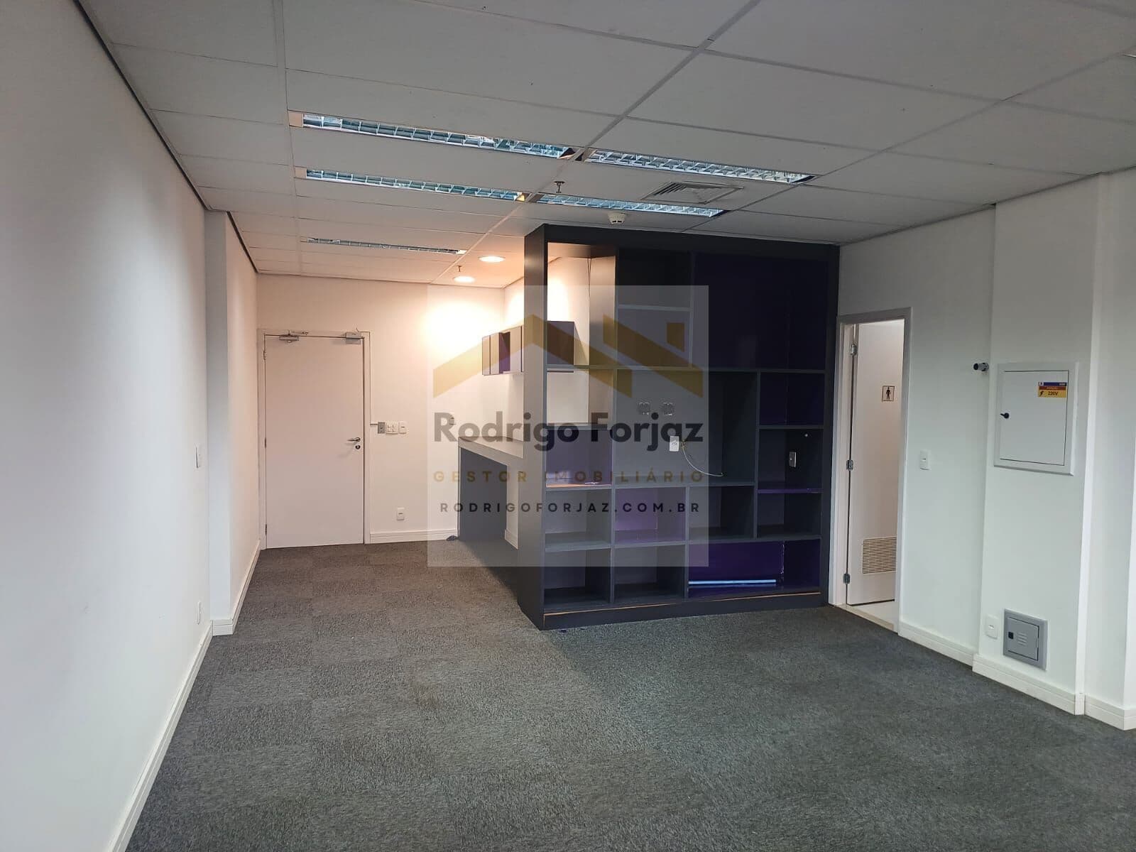 SALA À VENDA WEST TOWERS / ALPHAVILLE, A/C:56,31m²,Ar cond. VRV, DIVISÓRIA EM VIDRO, CARPETE, 02 Vagas