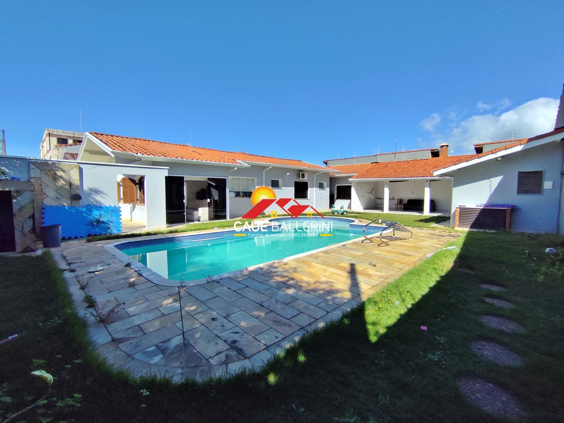 Casa ampla com dois lotes, piscina e localização privilegiada, a apenas 500 metros do mar!