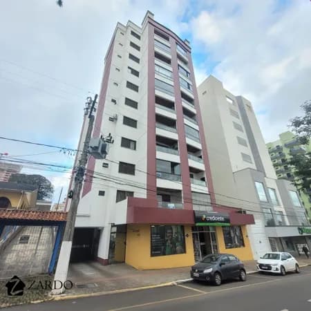 Apartamento com boa metragem no centro.