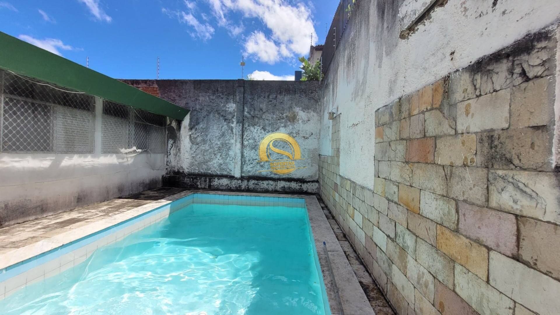 Casa Duplex à venda no bairro Lauritzen próximo ao centro com piscina.