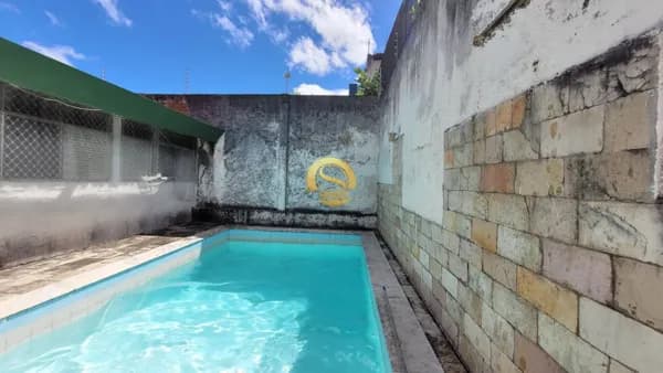 Casa Duplex à venda no bairro Lauritzen próximo ao centro com piscina.