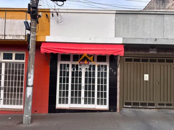 Salão comercial com banheiro.