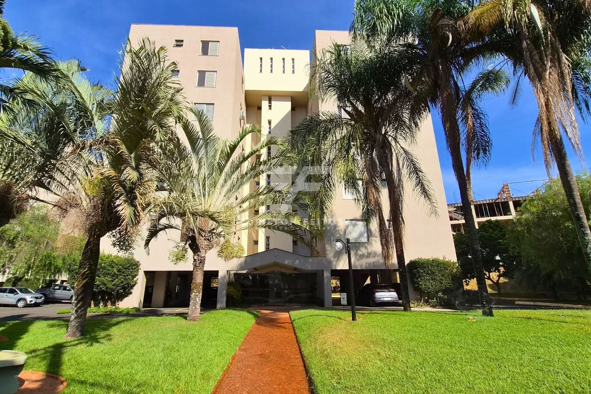 Apartamento à venda no Tubalina — 3 quartos (1 suíte), mobiliado porteira fechada próximo ao Praia Clube e Supermercado BH