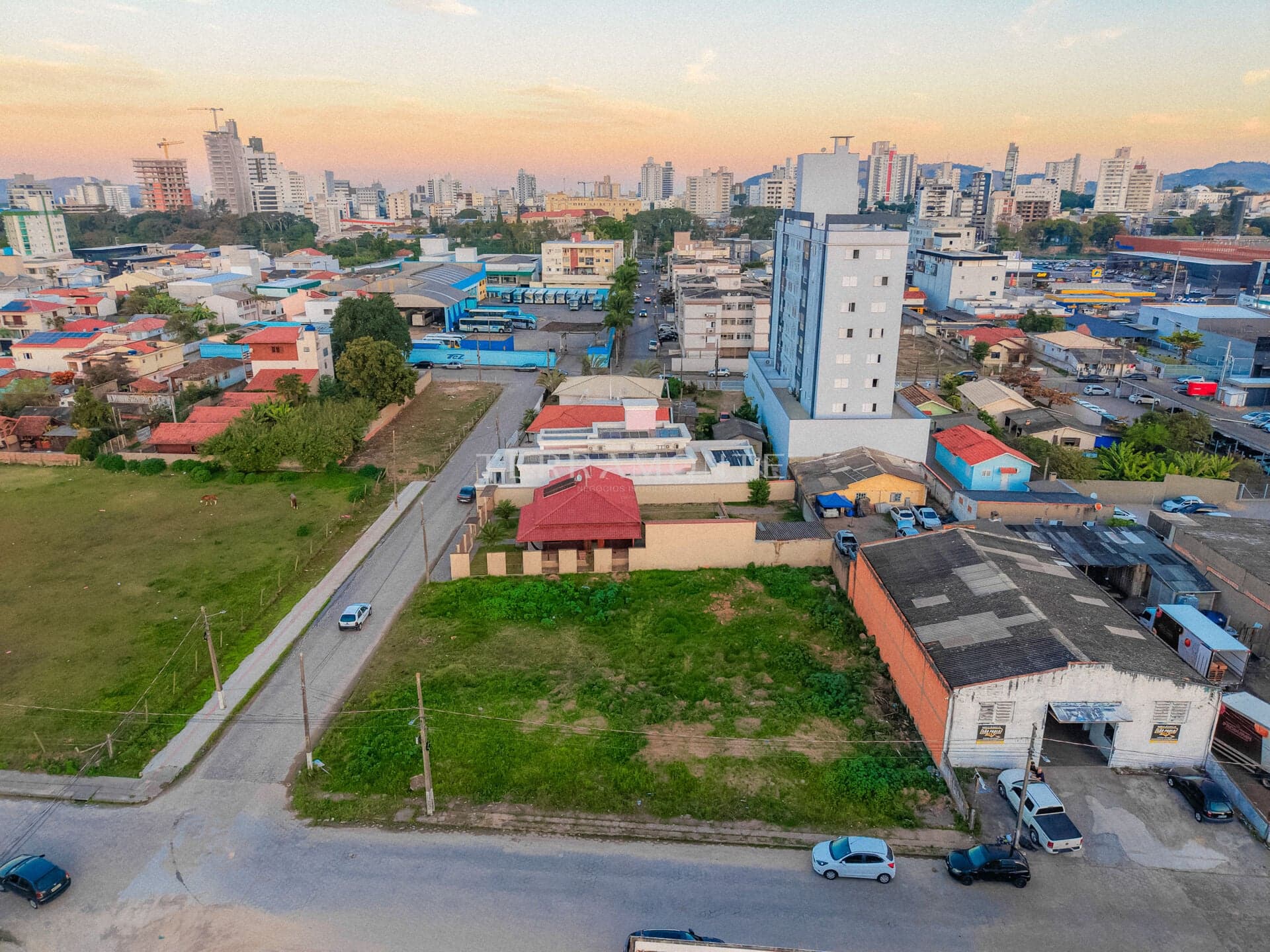 Terreno de esquina com 900 m² em região de crescimento