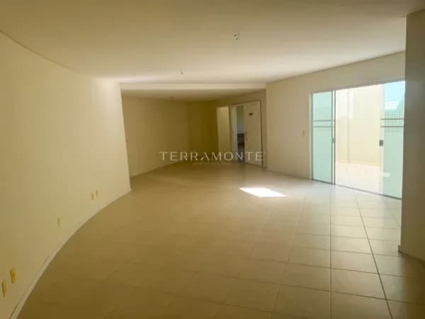 Sala 120m² no Centro de Tubarão, antiga sede do Cartório