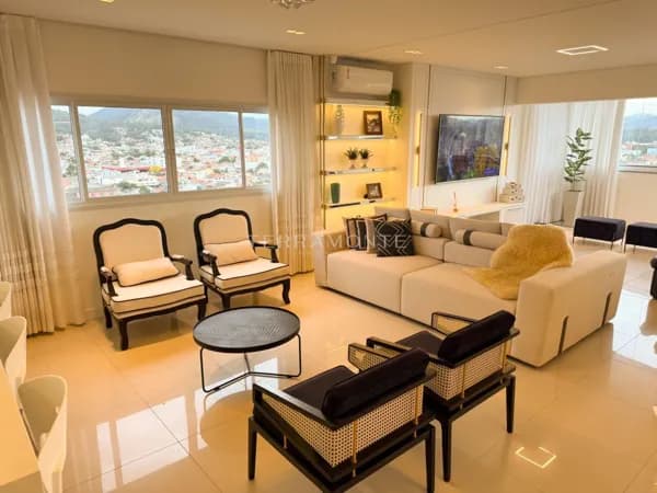 Cobertura mobiliada com 198m² no Centro