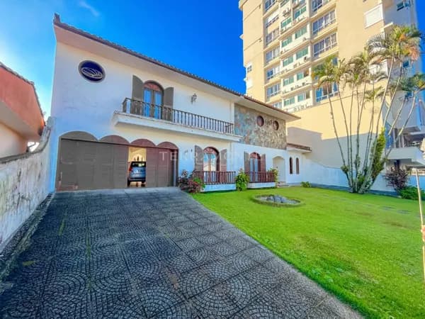 Casa de alto padrão com terreno raro no Centro