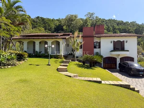 Casa com belíssima arquitetura - 4 quartos, salão de festas e adega - Terreno de 40.000m2!