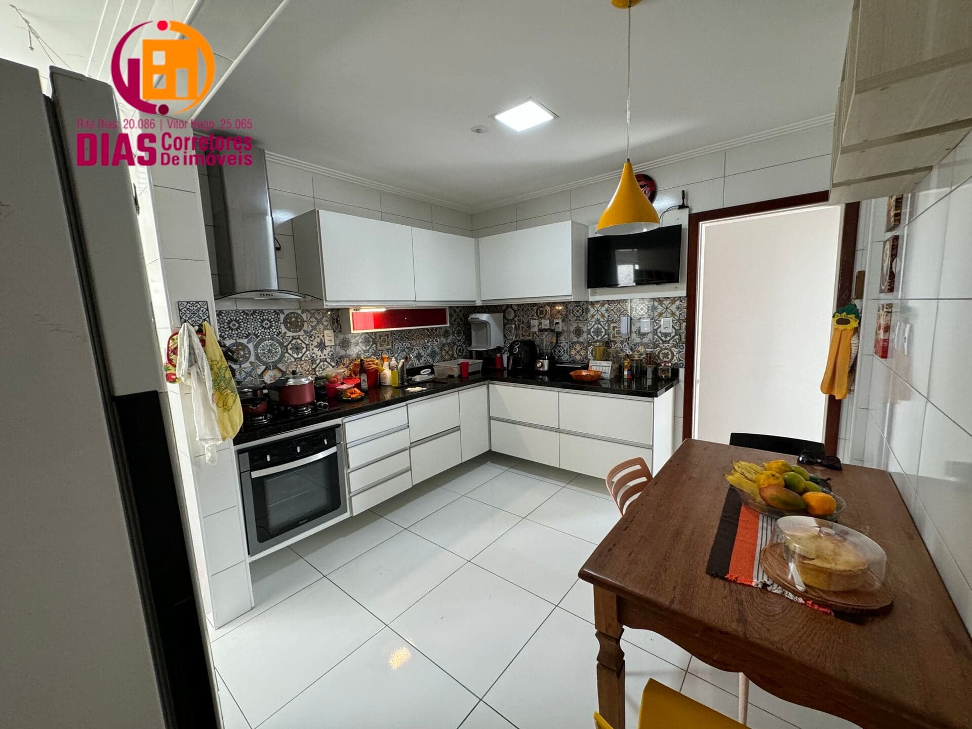 Vendo apartamento com 126m², varanda, 3/4, 1 suíte, armários e ar, dependência, 1 vaga - Costa azul/ SSA/BA.