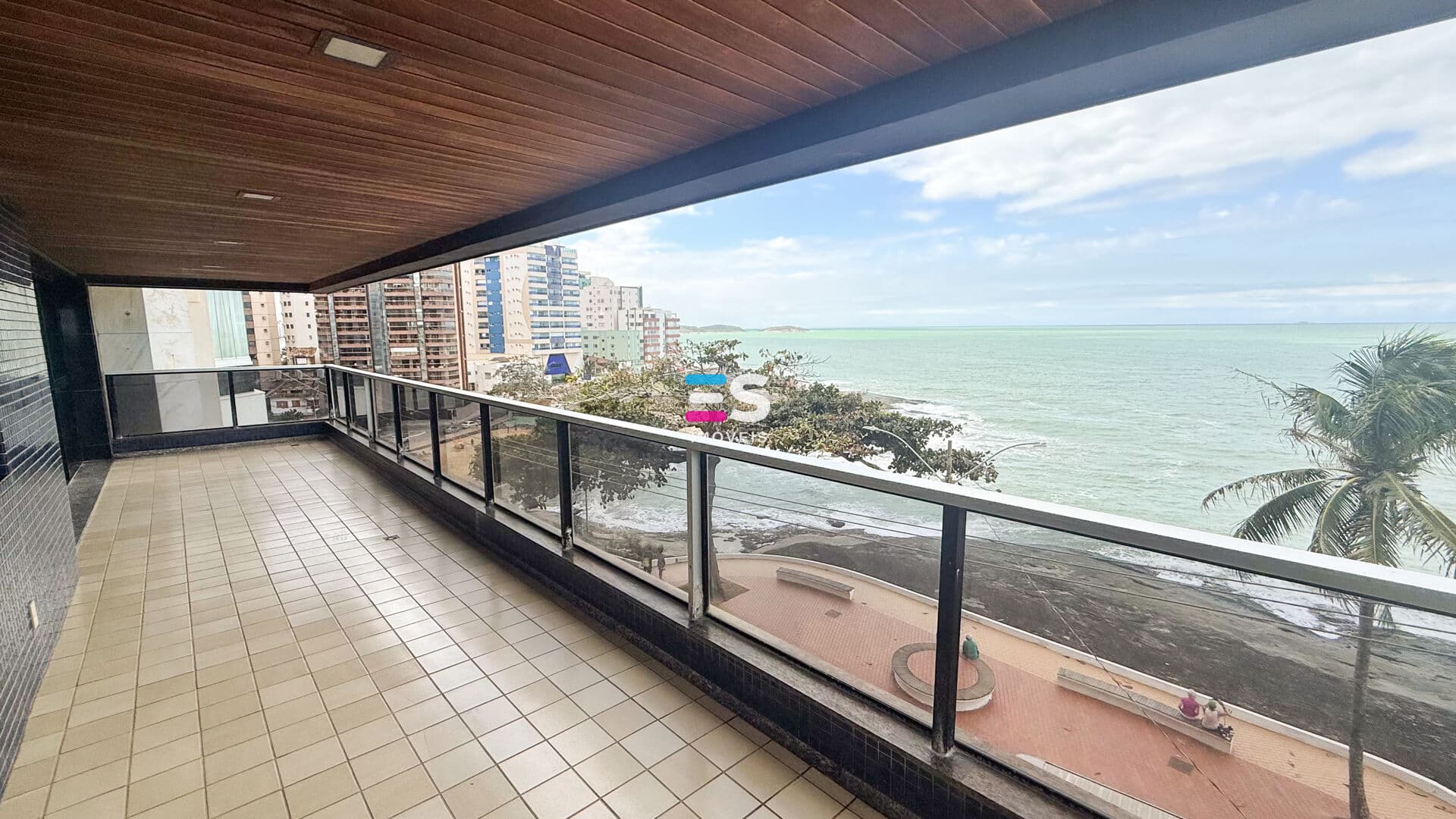 Apartamento de 4 quartos sendo 2 suítes, de frente para o mar no Centro de Guarapari/ES