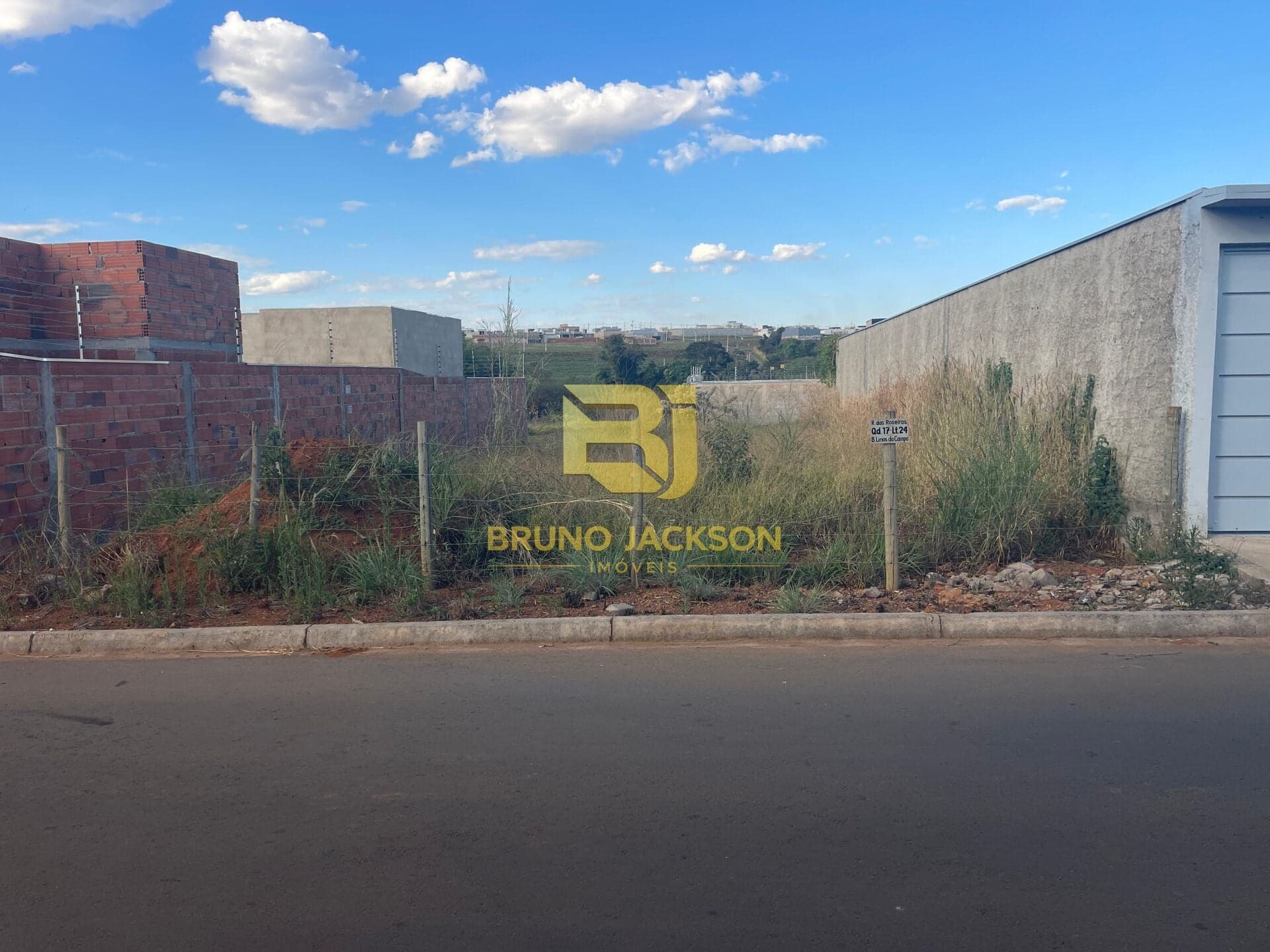 Terreno🏡 LOTE À VENDA – RESIDENCIAL LÍRIOS DO CAMPO | ANÁPOLIS-GO 🔑 Excelente oportunidade para quem procura um lote plano, bem localizado e pronto para construir! 📐 360 m² de terreno 📏 12 metros de frente × 30 metros nas laterais ✅ Terreno totalmente