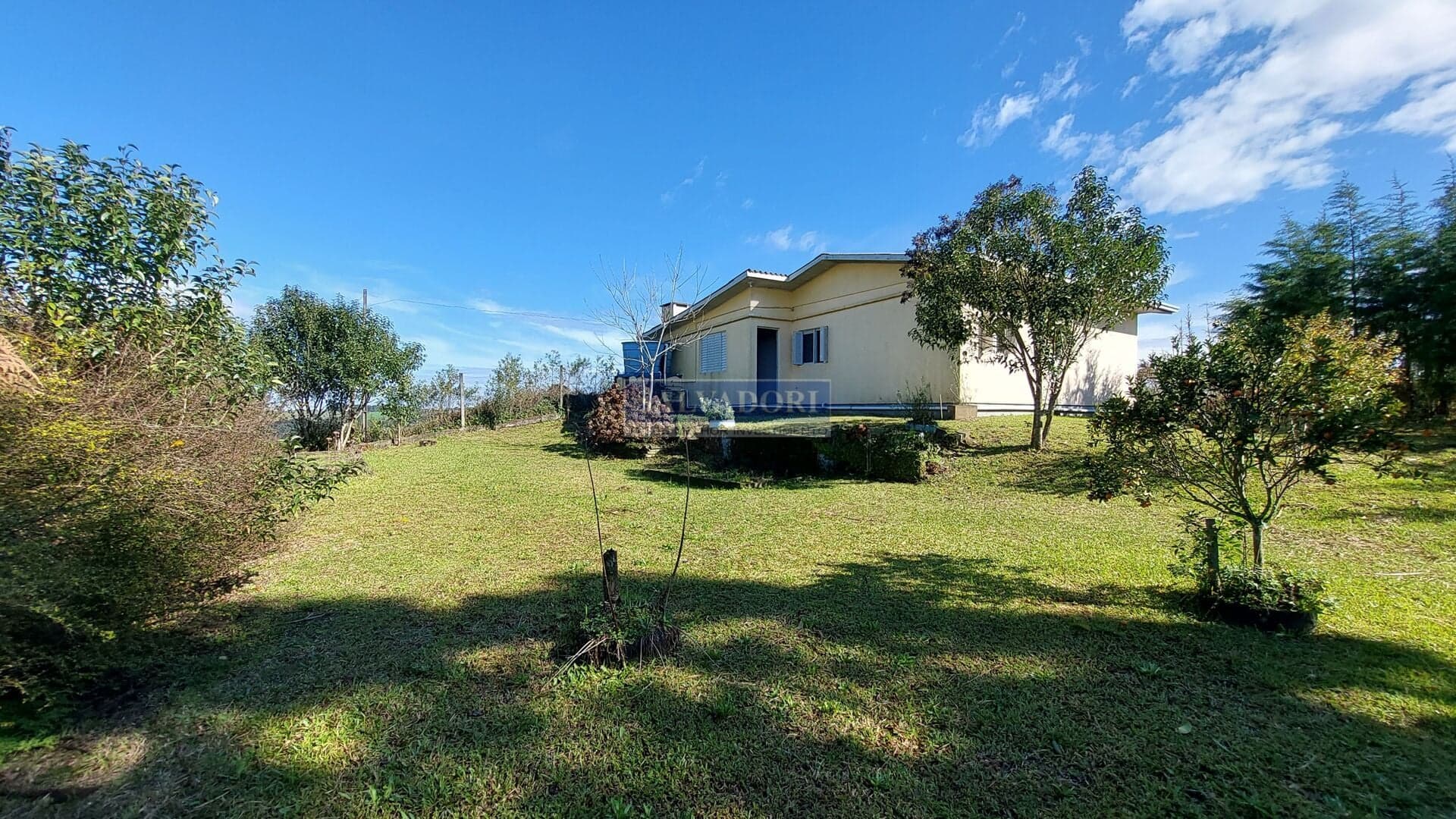 Casa com amplo terreno com 2 frentes