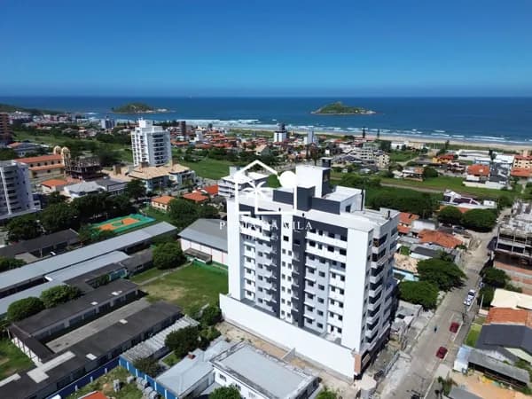 Apartamento com Móveis Sob Medida e a 450 Metros da Praia da Vila