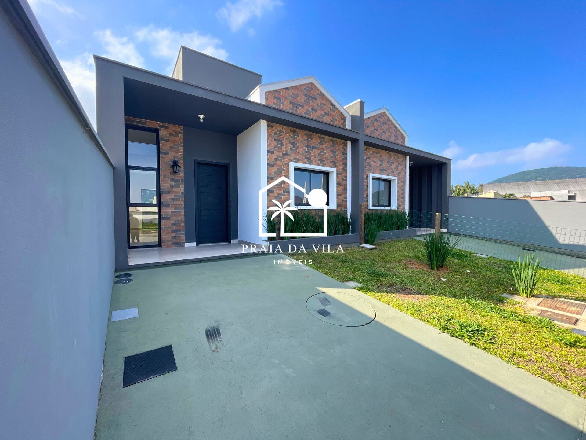 Casa Nova com 2 Dormitórios (1 Suíte), Espaço Privativo e Localização Estratégica