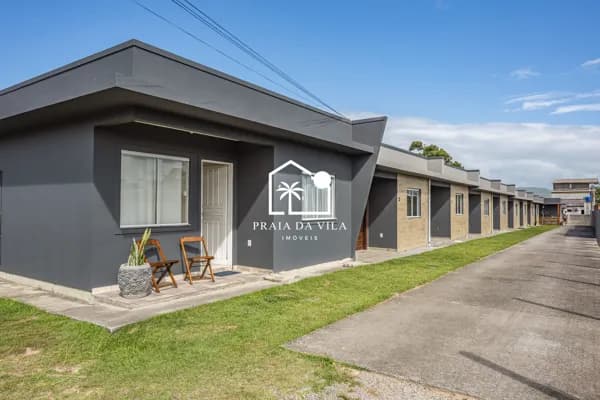 Casa nova com 2 dormitórios em condomínio fechado e Pátio Privativo