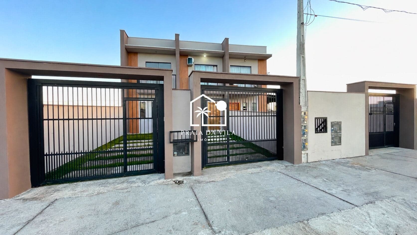 Casa Nova com 2 Dormitórios, Quintal Privativo e em Loteamento Planejado