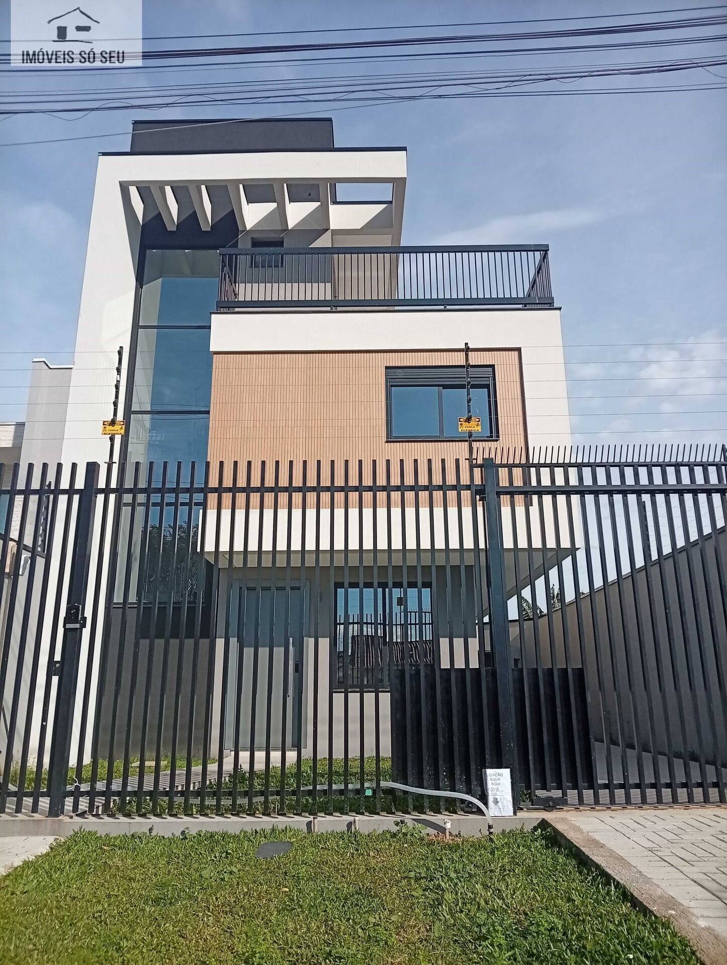 Casa Sobrado em Condomínio, não geminada!