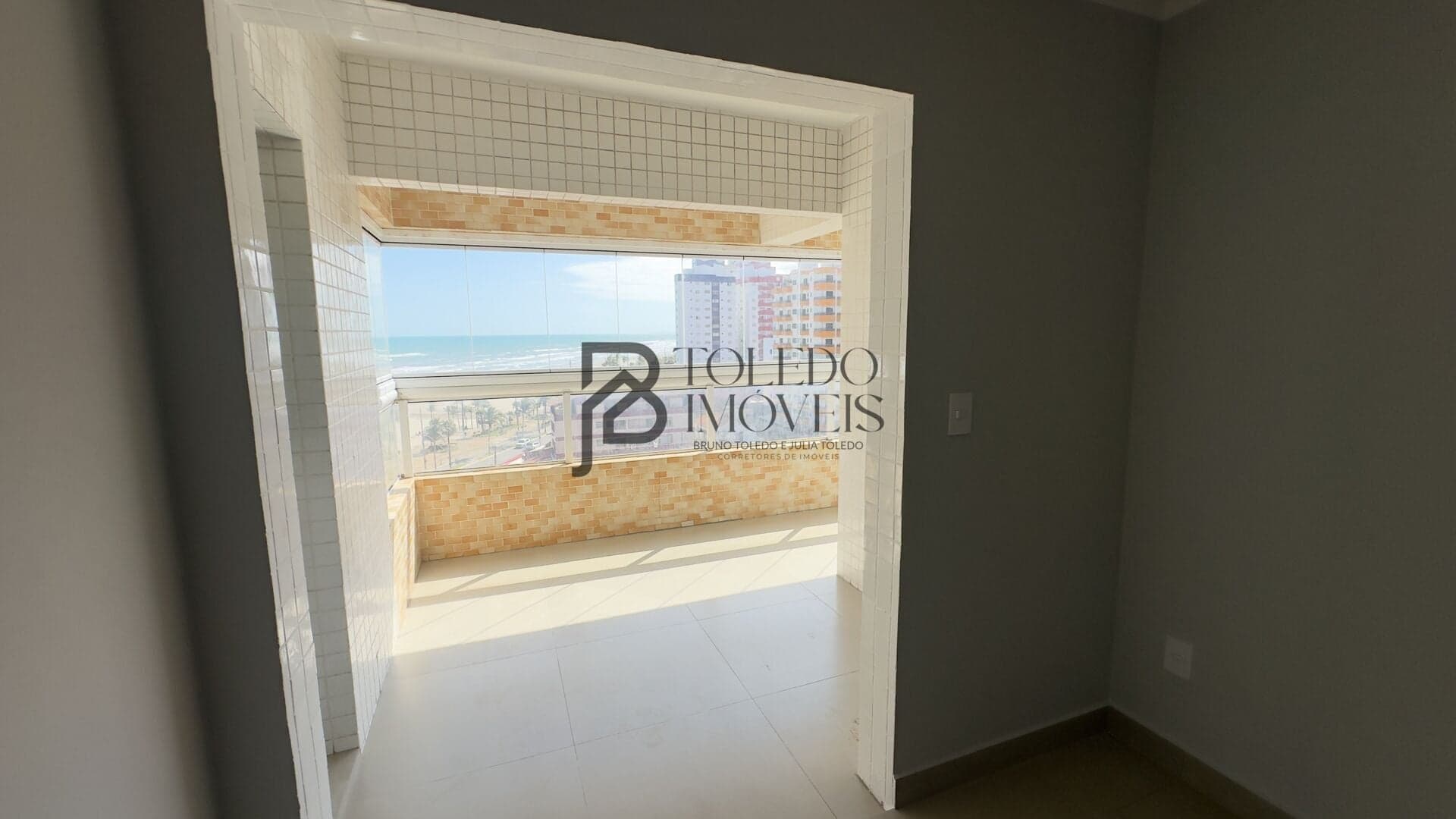 APARTAMENTO DE 3 DORMITÓRIOS COM 1 SUÍTE VISTA MAR E 2 VAGAS À VENDA R$ 690.000,00 – Praia Grande/SP
