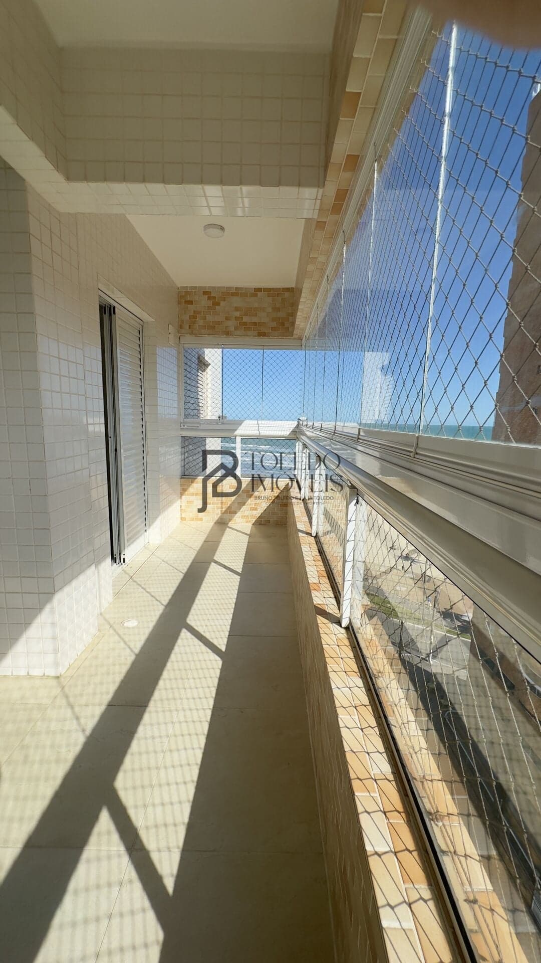 APARTAMENTO DE 3 DORMITÓRIOS COM 1 SUÍTE VISTA MAR E 2 VAGAS À VENDA R$ 690.000,00 – Praia Grande/SP