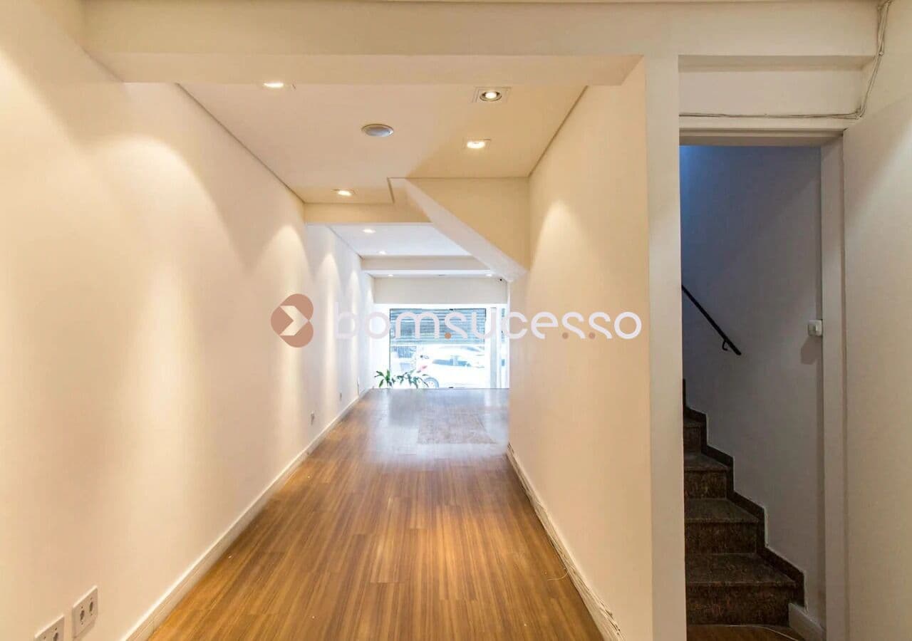 Sobrado comercial no Tatuapé, 11 salas, 3,50x32, 112 m² e 216² de área construída.