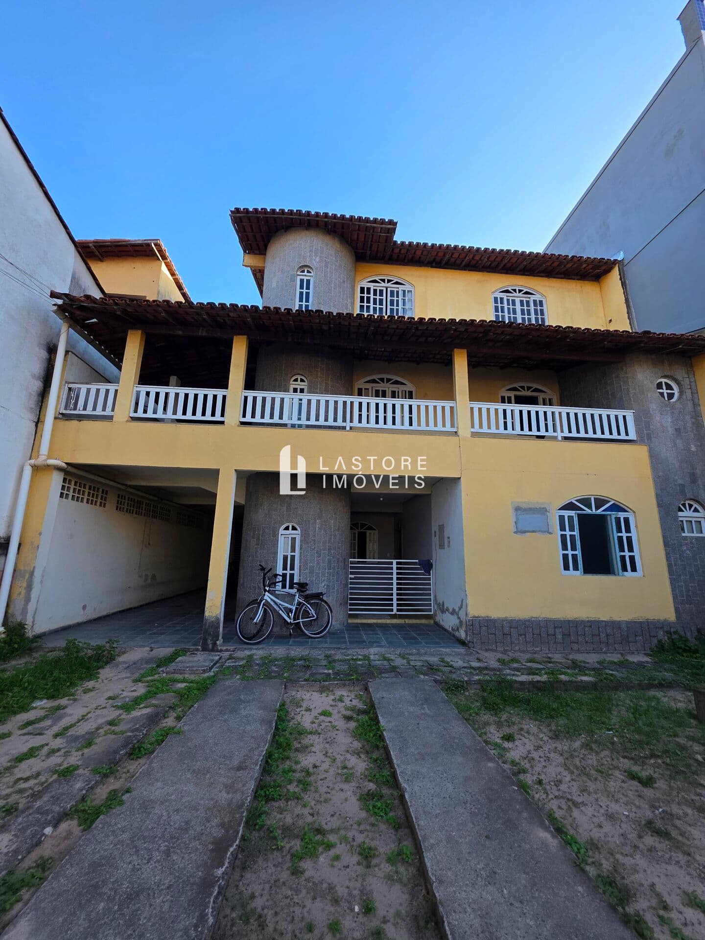 CASA COM 03 APTOS NA AV PARIS PRAIA DO MORRO