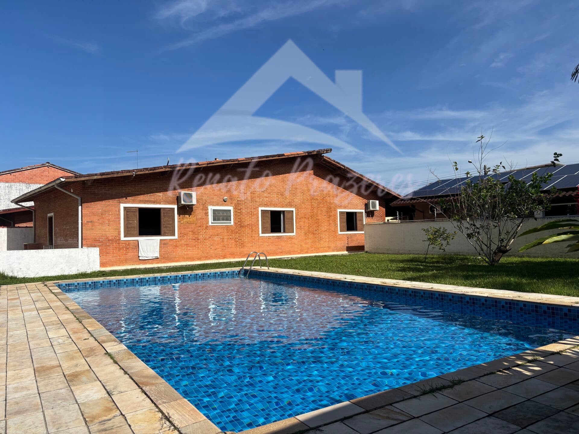 Casa com 03 dorms, sendo 01 suíte em 326m2 , por R$1.300.000,00, Centro, Ubatuba/SP
