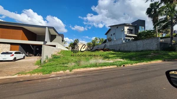 Terreno de 754,40 m² em aclive na parte alta do Condomínio Royal Park – 16,40 metros de frente
