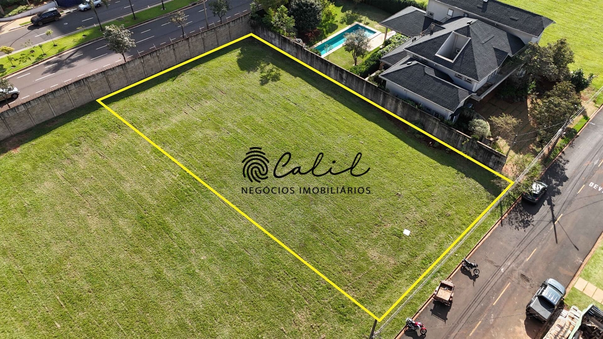 Terreno plano de 1.246,70 m² na parte alta do Condomínio Royal Park – 27 metros de frente