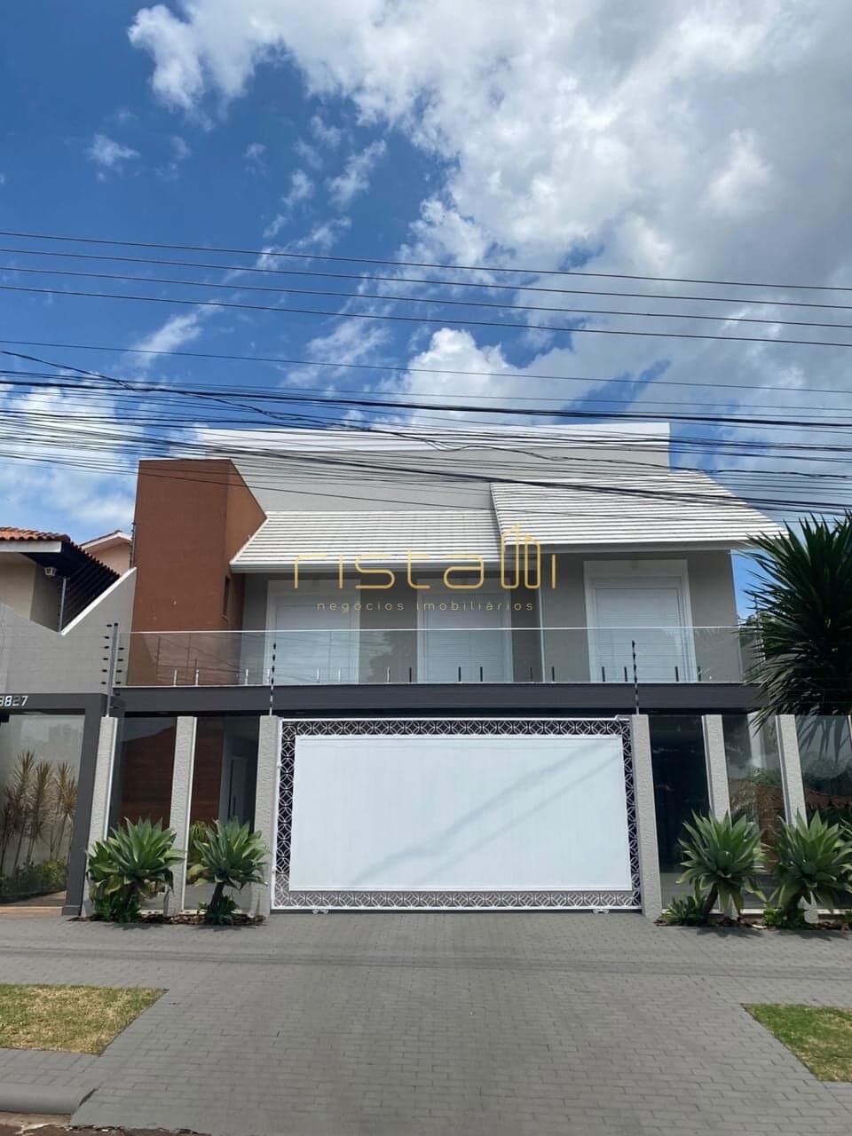 Sobrado de Alto Padrão com 413 m², Piscina e 4 Vagas no Centro de Cascavel