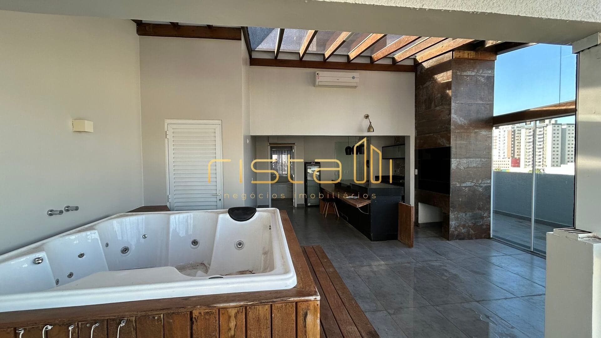 Cobertura Duplex Semimobiliada no Centro | Conforto, Exclusividade e Vista Privilegiada