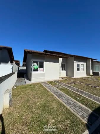 Casa de ponta pronta em condomínio fechado com 2 dormitórios e amplo terreno em Araquari
