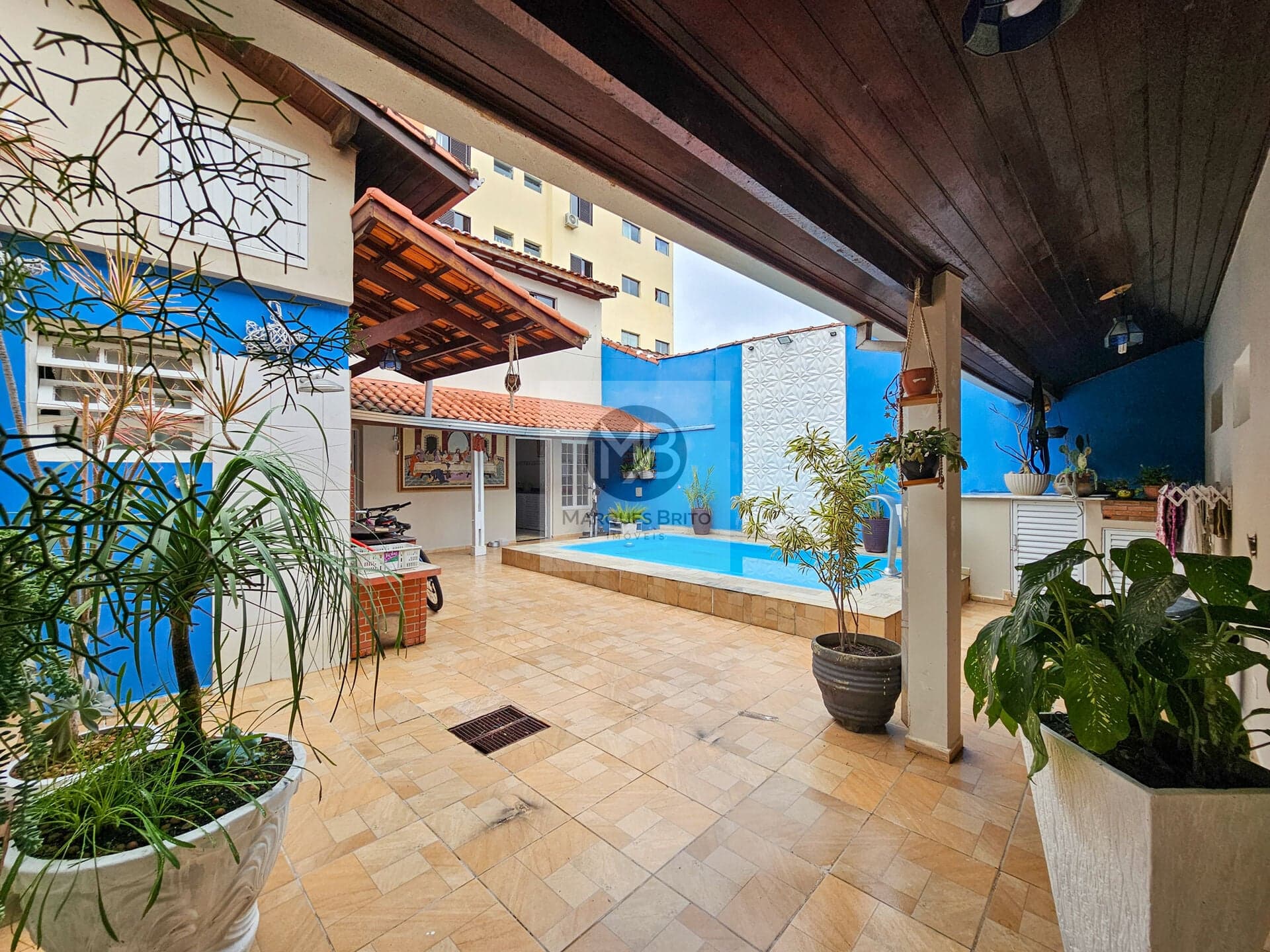 Casa com 2 suites, piscina e churrasqueira no centro